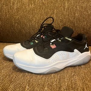 Size 11 jordan basketball shoe. Lightly worn, like new condition with no damage.